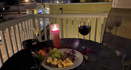 NEW! Corner Townhouse: 3BR, 2 balcony home, 2 blocks to beach!