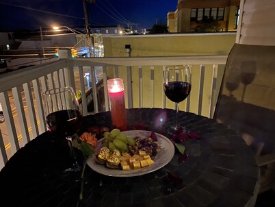 NEW! Corner Townhouse: 3BR, 2 balcony home, 2 blocks to beach!