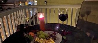 NEW! Corner Townhouse: 3BR, 2 balcony home, 2 blocks to beach!