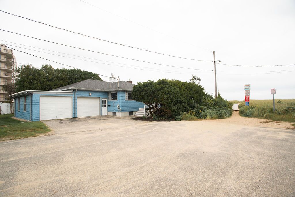 A beautiful ocean view cottage.  Come enjoy the wonderful beach!