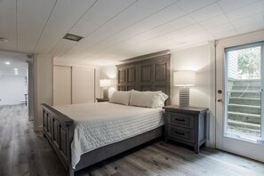 4 bedrooms, iron/ironing board, WiFi, bed sheets