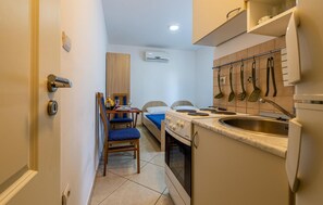 Fridge, oven, stovetop, coffee/tea maker