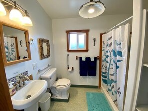 Baignoire, sèche-cheveux, serviettes fournies, savon