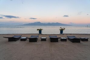 Ubicación a pie de playa, tumbonas y toallas de playa