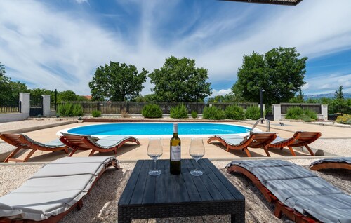 Pet friendly home in Pridraga with WiFi