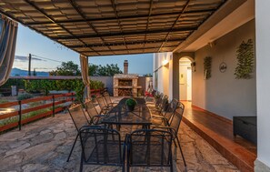 تناول الطعام بالخارج