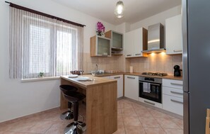 Køleskab, ovn, kogeplade, opvaskemaskine