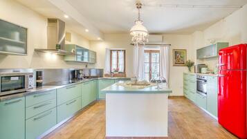 Frigorifero, piano cottura, lavastoviglie, macchina per tè/caffè