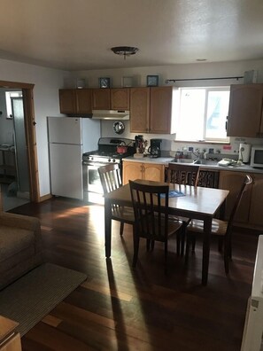 Fridge, oven, stovetop, coffee/tea maker