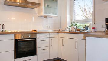 Coffee/tea maker, fridge, microwave, stovetop