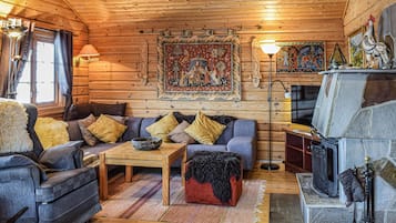 Een televisie en een open haard