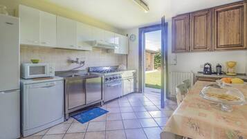 Fridge, stovetop, dishwasher