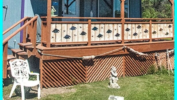 Un bâtiment à deux étages doté d’un balcon et d’une terrasse en bois.