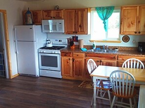 Fridge, microwave, oven, stovetop - THE SEA SHANTY - A HOMER SEASIDE COTTAGE (Homer)