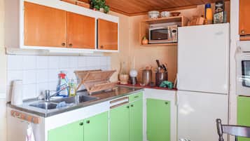 Geladeira, fogĂŁo, cooktop, cafeteira/chaleira