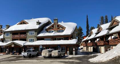 Village Centre Executive Townhome with Private Hot Tub