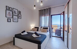 Iron/ironing board, free WiFi, bed sheets