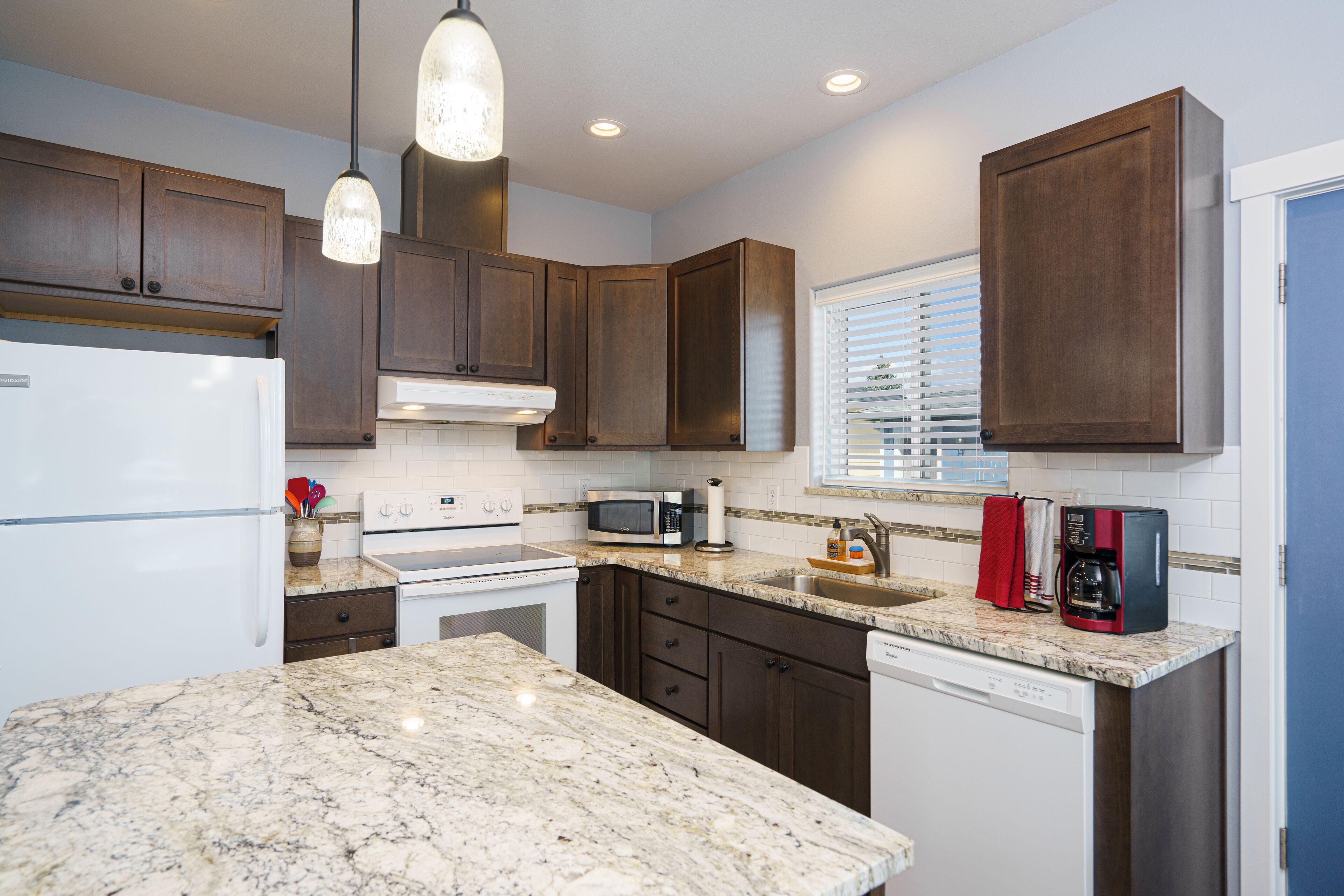 Kjøleskap, mikrobølgeovn, ovn og kokeplater