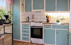 Kühlschrank, Herdplatte, Kochgeschirr/Geschirr/Besteck