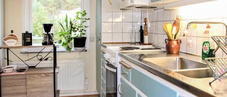Fridge, stovetop