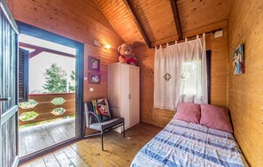 4 bedrooms, iron/ironing board, free WiFi