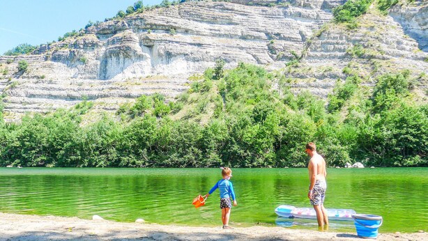 A lake with a rocky cliff in the background. - Amazing home in Bordezac (Bordezac)