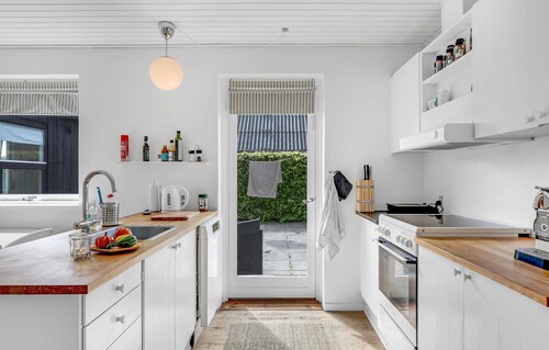 Beautiful home in Svaneke with WiFi