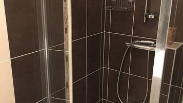 Regadera, secadora de cabello, toallas, jabón