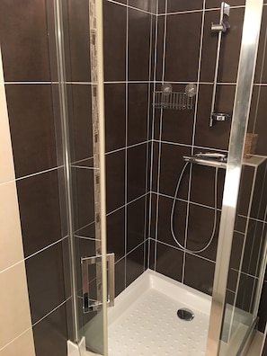 Douche, sèche-cheveux, serviettes fournies, savon