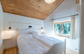 3 bedrooms, iron/ironing board, travel cot, free WiFi