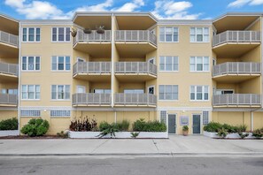 Exterior - The SandPiper  - Ocean Front Condo (Tybee Island)