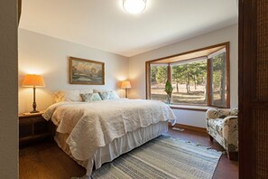 3 bedrooms, iron/ironing board, free WiFi, bed sheets - Clear Creek Blue Cabin w/ lake access & 9 acres! (Polson)