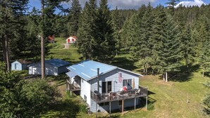 Eine Holzhütte mit blauem Dach, einer Veranda und einer US-amerikanischen Flagge.