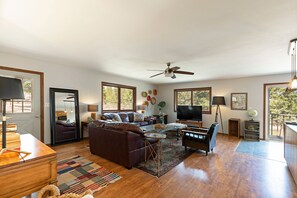 Smart TV, books - Clear Creek Blue Cabin w/ lake access & 9 acres! (Polson)