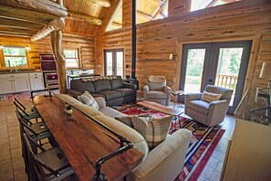 Een smart-tv, een open haard, een dvd-speler en tafelvoetbal