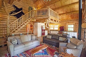 Een smart-tv, een open haard, een dvd-speler en tafelvoetbal