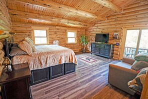 3 slaapkamers, een bureau, een strijkplank/strijkijzer, reisbedje