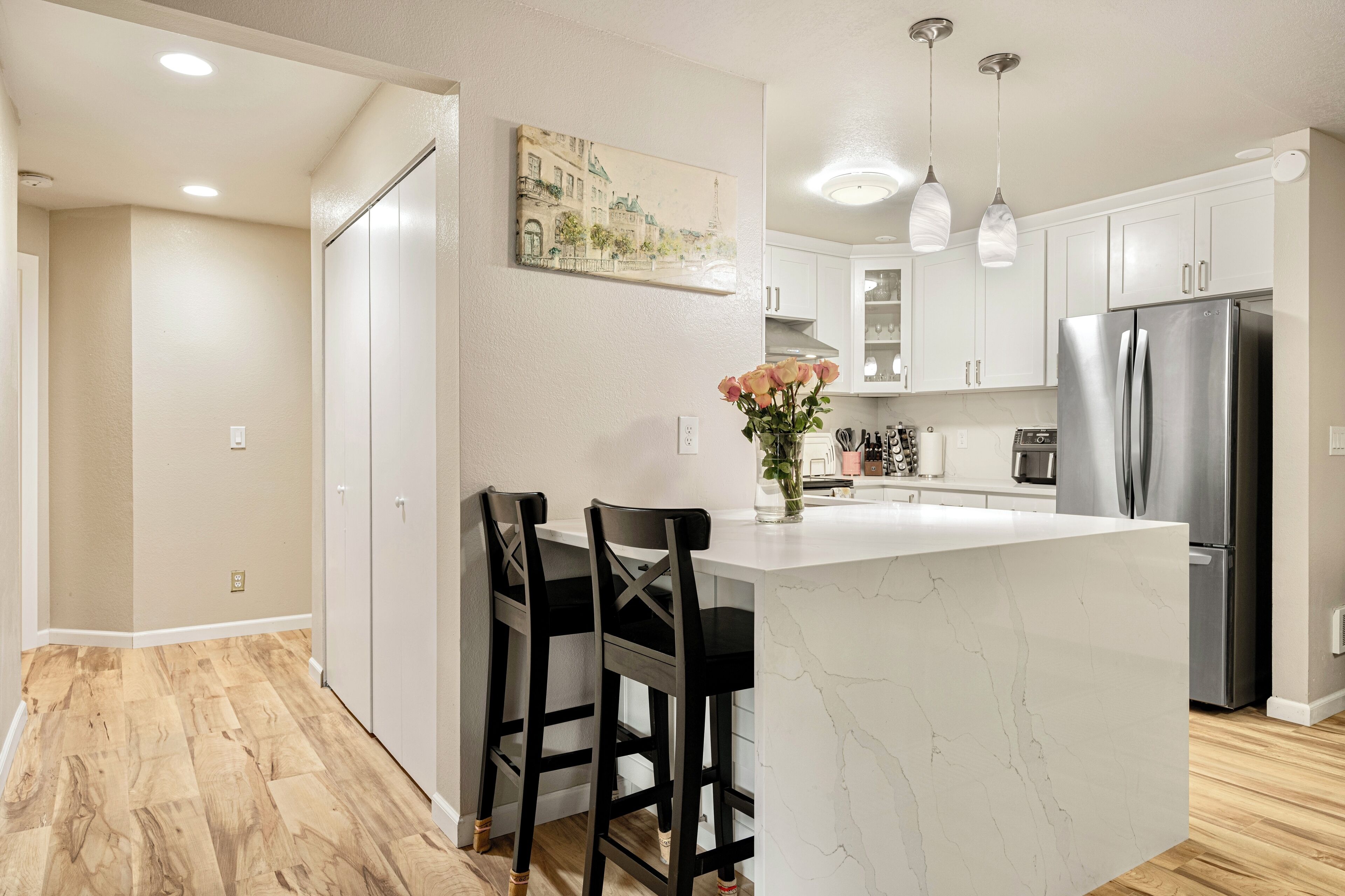 Kjøleskap, mikrobølgeovn, ovn og kokeplater