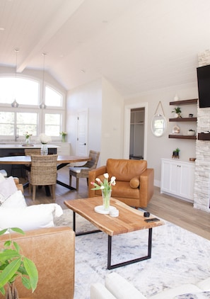 Smart TV, fireplace
