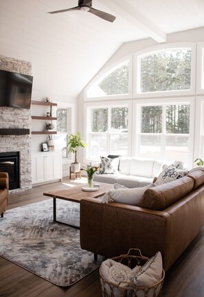 Smart TV, fireplace