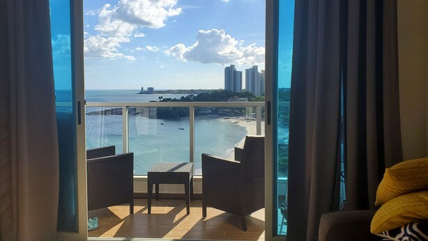 A balcony with a view of the sea, a chair, and a table. - OCEAN VIEW APARTMENT on the beach (Nueva Gorgona)