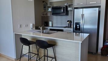 Kühlschrank, Mikrowelle, Ofen, Herdplatte