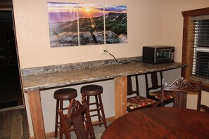 Dining - BaseCamp - Rustic cottage in Collbran (Collbran)