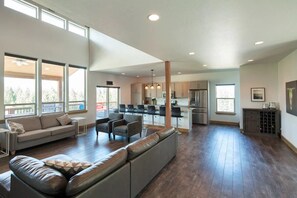 Smart TV, fireplace, ping pong, books