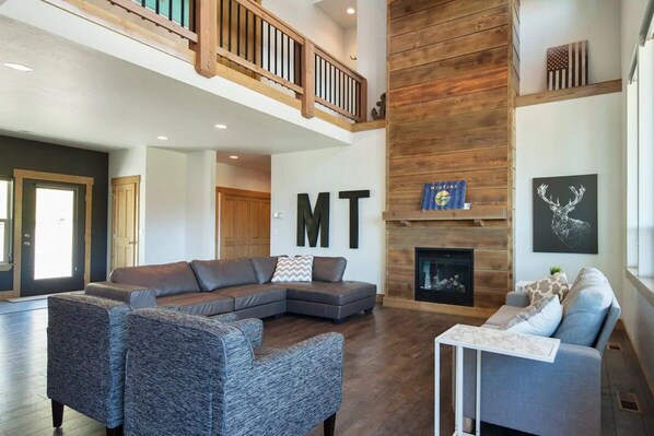 Smart TV, fireplace, ping pong, books