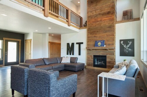 Upscale Lake House! 2 King Master Suites! Kayaks,Bikes,Basketball,EV/RV plug-in!