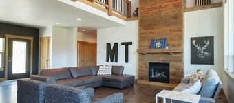 Upscale Lake House! 2 King Master Suites! Kayaks,Bikes,Basketball,EV/RV plug-in!