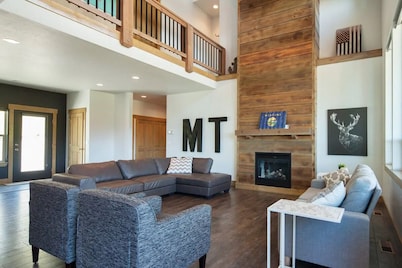 Upscale Lake House! 2 King Master Suites! Kayaks,Bikes,Basketball,EV/RV plug-in!