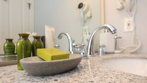 Combined shower/tub, hair dryer, towels, soap - ★No Cleaning Fee★10% OFF★Walk To Mountain★Amenities+ (Stratton)
