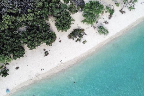 Playa en los alrededores, camastros y toallas de playa